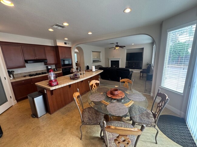 Building Photo - 5 Bed / 3.5 Bath | Elk Grove Single Family...