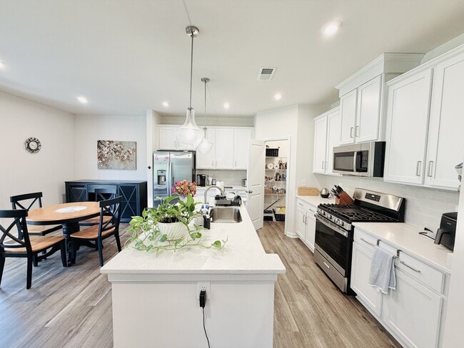 Building Photo - 667 Honeydew Dr