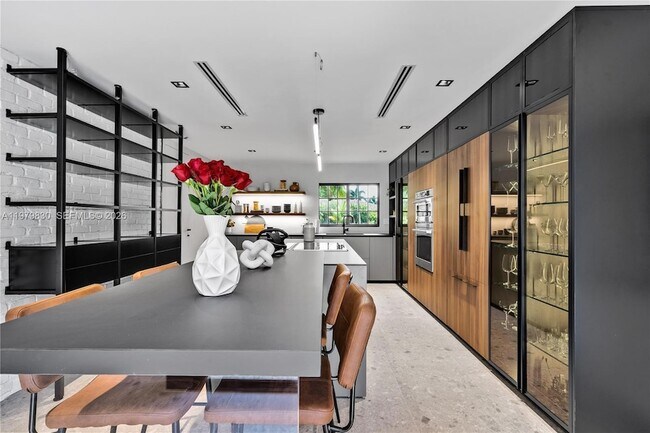 Building Photo - 2500 Bayview Dr