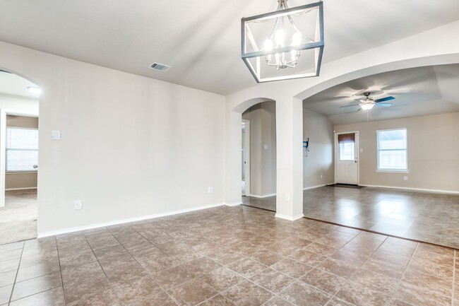 Building Photo - 1127 Roman Dr