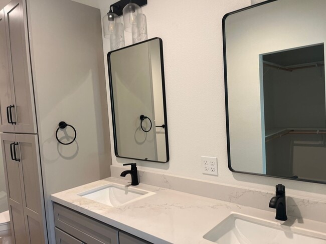 Building Photo - Newly built homes with City of Redding solar!