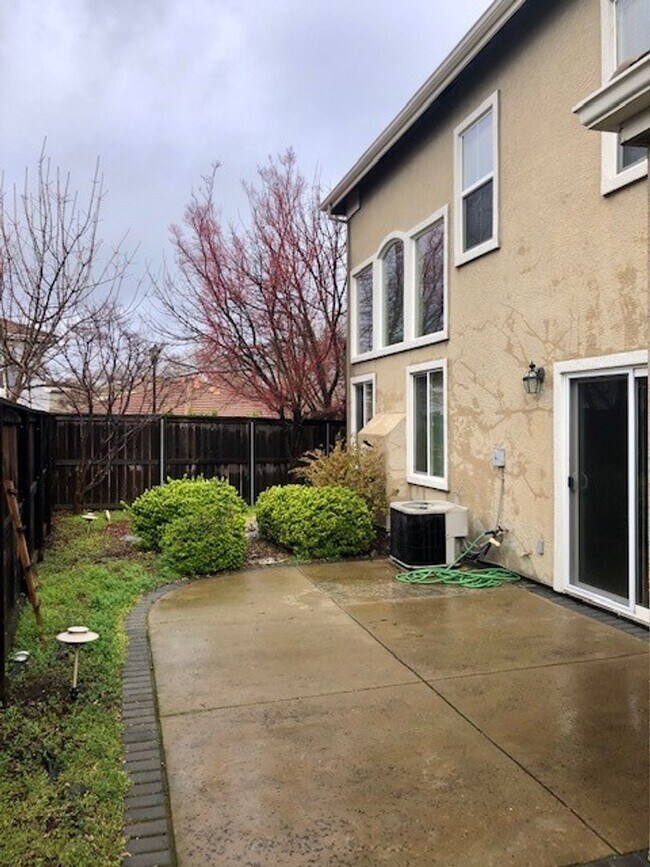 Building Photo - Gorgeous 2-Story 3 Bedroom, 2.5 Bath Home with 2 Car Garage Located in Folsom is Available NOW!