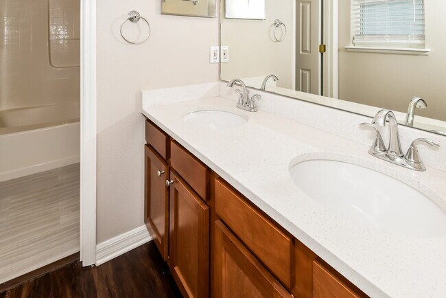 Building Photo - 65 Reeding Ridge Dr W