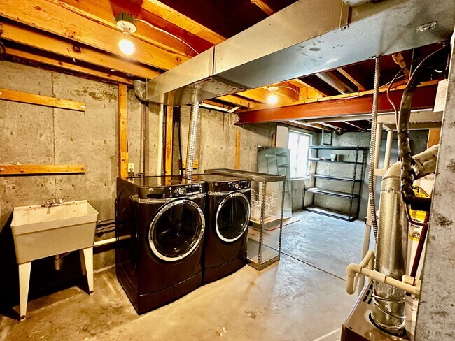 Building Photo - "Charming Home in the Cottonwood Community!"