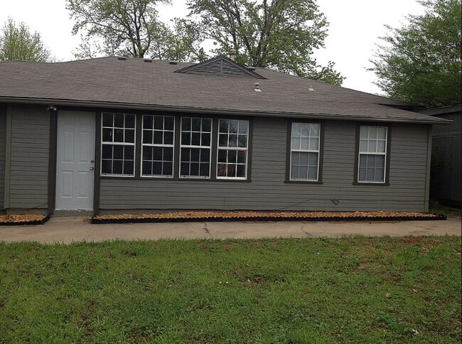 Building Photo - 4 Bed | 2 Bath in Midtown!