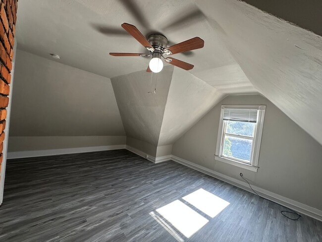 Building Photo - *** Shadyside * Large 4 Bedroom House For ...