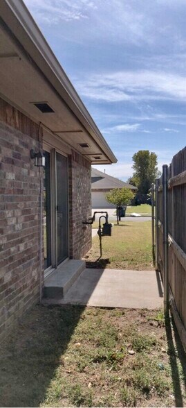 Building Photo - 209 Ashley Dr