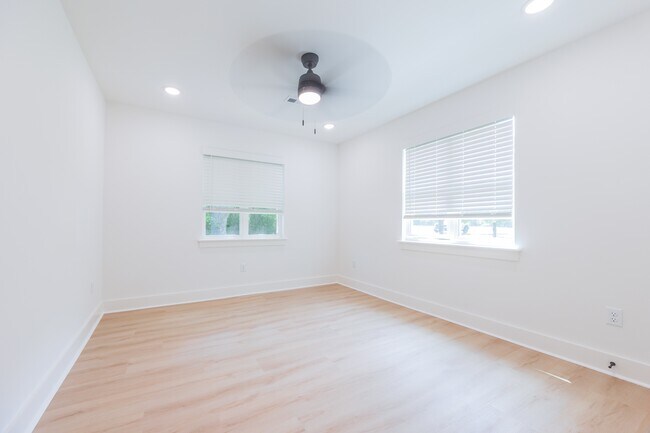 Building Photo - 2305 Laverne Ave