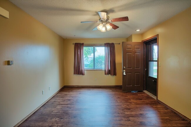 Building Photo - 2 Bedroom, 1.5 Bathroom Condo (AVAILABLE S...