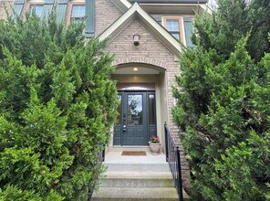 Building Photo - Exquisite Brambleton Living: A Spacious Fa...
