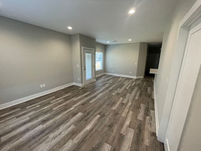 Building Photo - 16271/73 Ike Ct