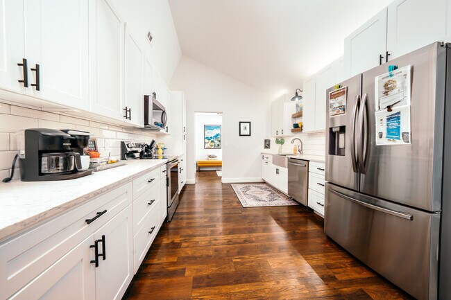 Building Photo - 1605 SE P St