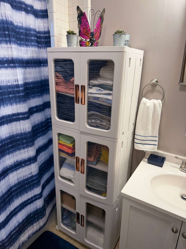 Building Photo - 160 Stafford Ave