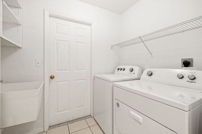 Building Photo - 3 Bed 2 Bath Pool Home