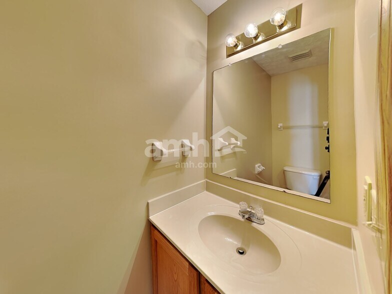 Building Photo - 1560 Mallard Cir E