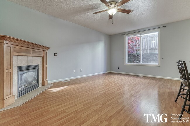 Building Photo - Lovely 3 Bed 2.5 Bath Home in Minnehaha Neighborhood!