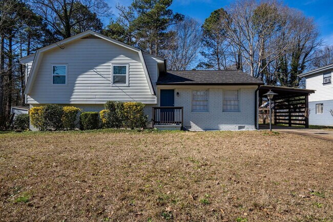 Building Photo - Large Forest Haven Home with large yard and deck, a 2 min drive to transit stop Upper Riverdale R...