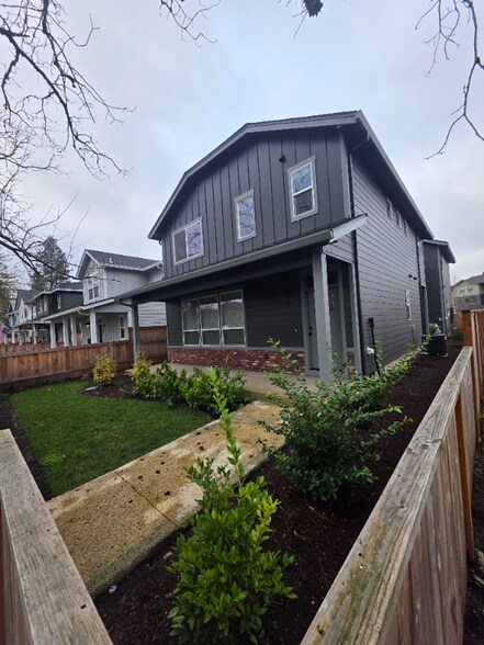 Building Photo - 877 Park Ave NE