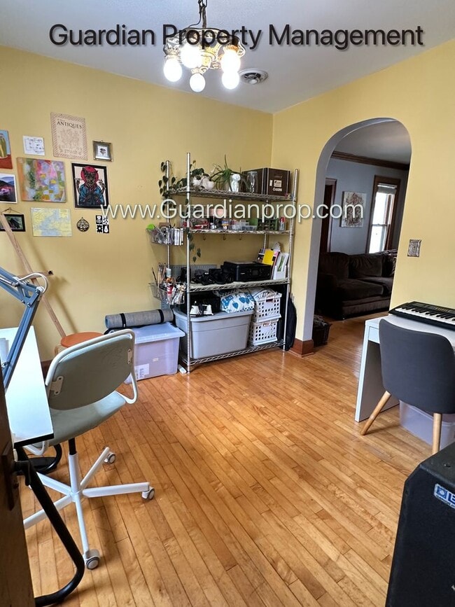 Building Photo - Northeast Spacious Upper Level Duplex, Har...