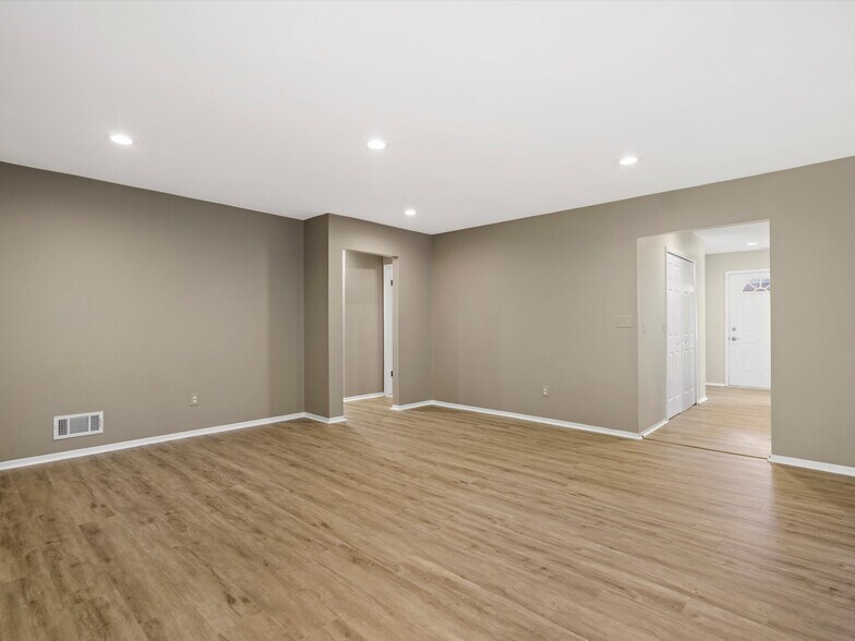 Building Photo - 26656 Farmbrook Villa Dr