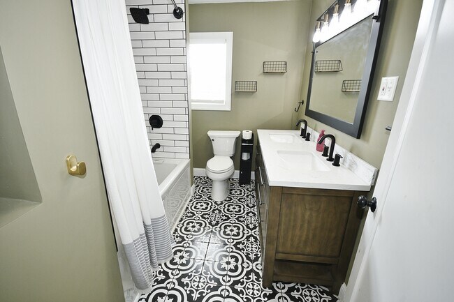 Building Photo - 3701 Finleyville Elrama Rd