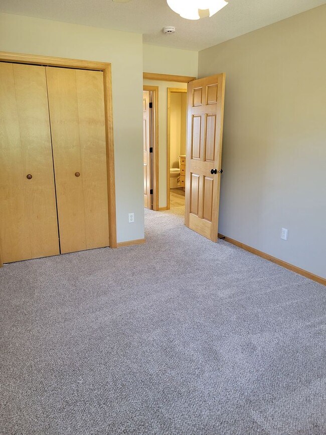 Building Photo - 3 Bedroom Townhouse - Middle Unit
