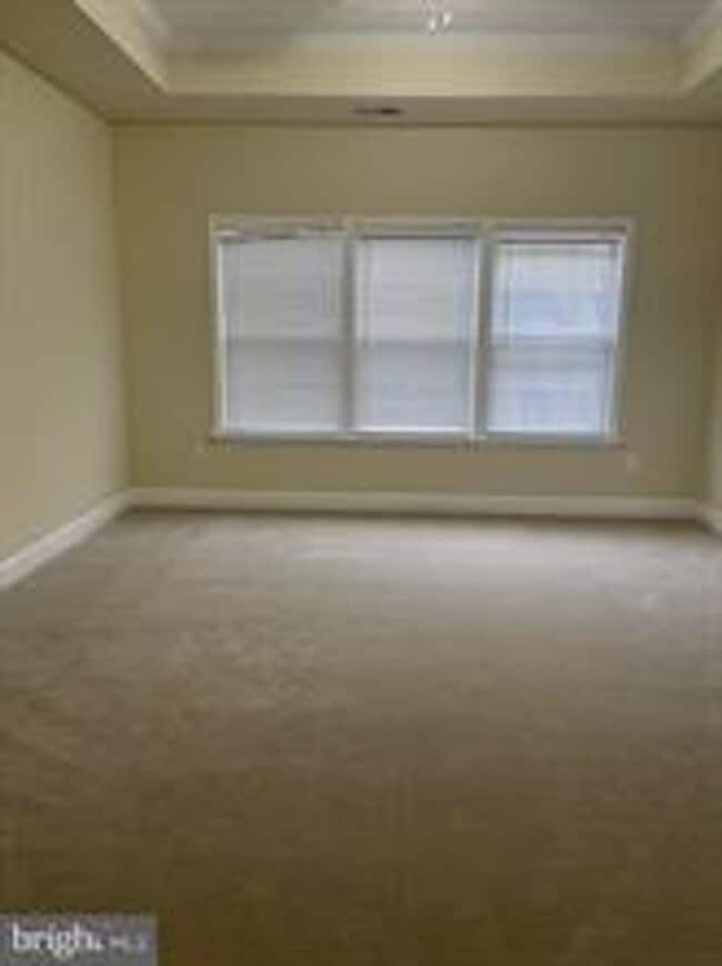 Building Photo - END UNIT TOWNHOUSE WITH 2 CAR GARAGE, 4 BEDROOMS AND 3.5 BATHS..FINISHED REC ROOM