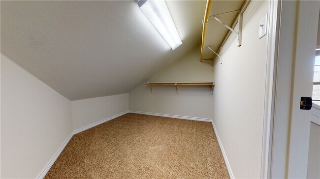 Building Photo - 923 Emerald Dove Ave