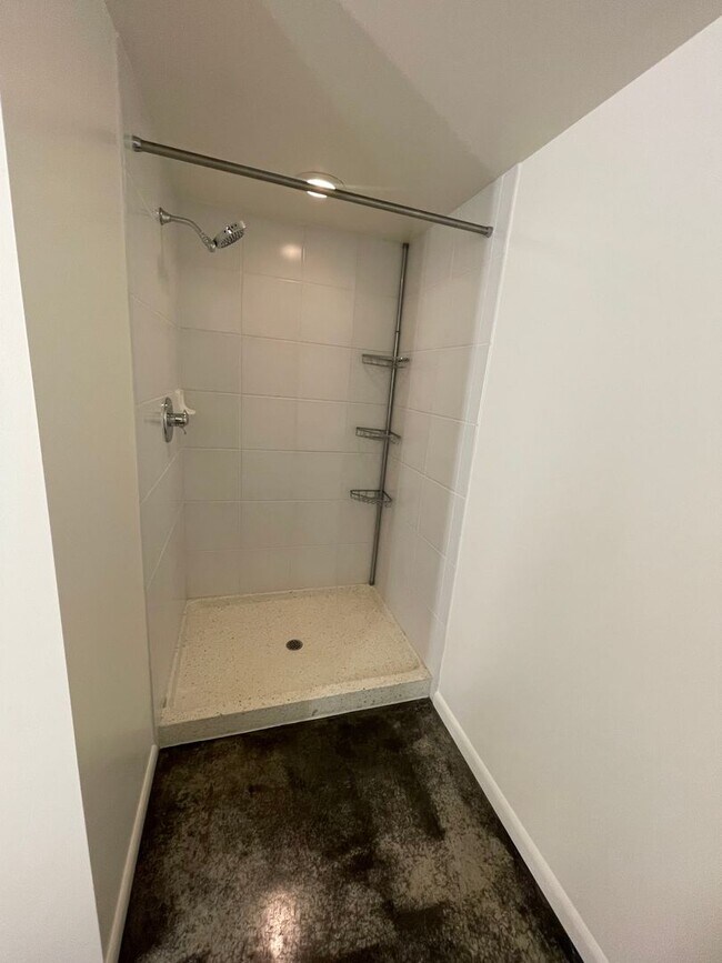 Building Photo - MOVE IN SPECIAL! Sleek and Sophisticated: ...