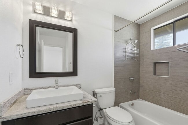 Building Photo - Beautifully Remodeled 3BD Townhome | Multi-Zone A/C | Private Patio