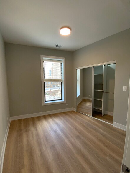 Building Photo - 440 W Belden Ave