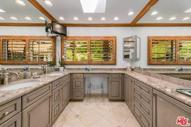 Building Photo - 9545 Dalegrove Dr