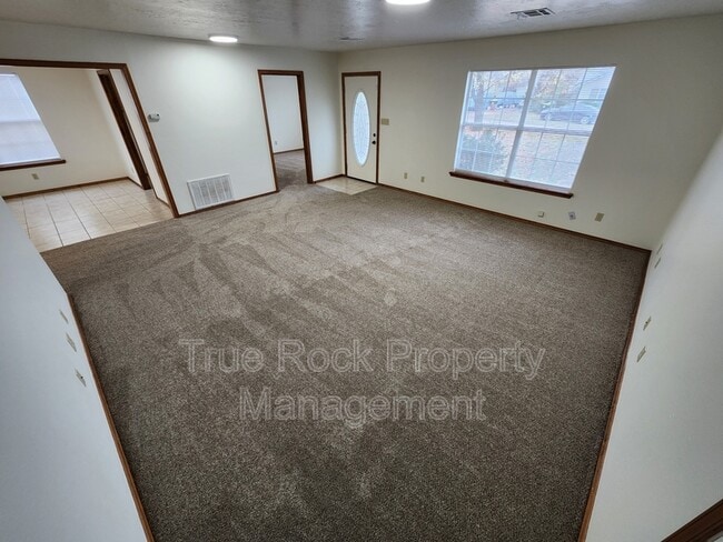 Building Photo - 628 W 22nd St