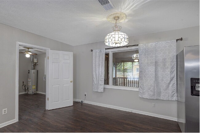 Building Photo - 4527 Fairview Dr
