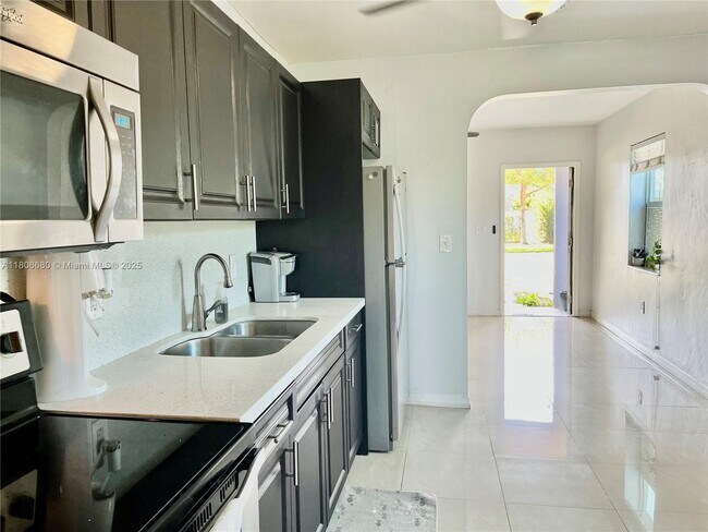 Building Photo - 3135 SW 64th Ave