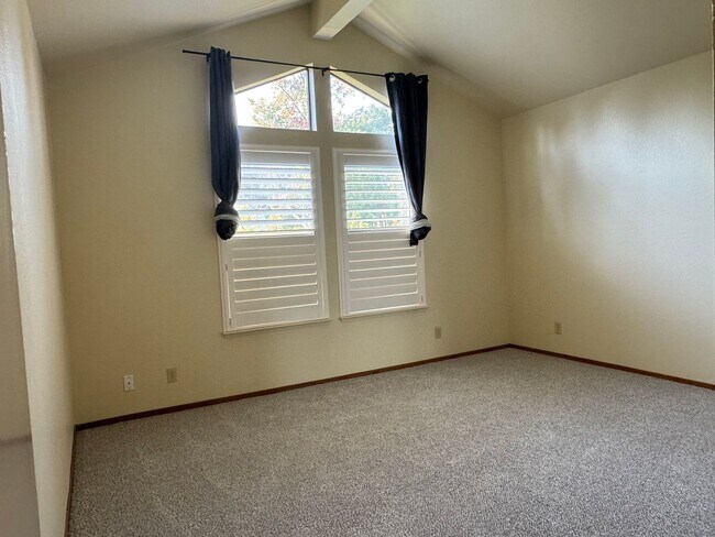Building Photo - Roseville home with new carpet, paint, & s...