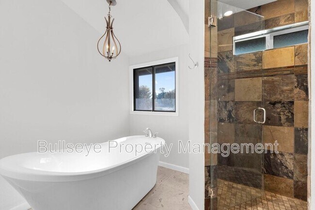 Building Photo - 1333 E Donner Dr