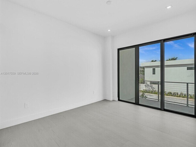 Building Photo - 4640 SW 32nd Ave