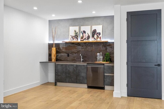 Building Photo - 1733 Chain Bridge Rd