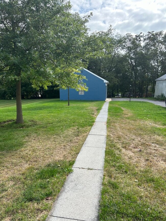 Building Photo - 3 Bedroom, 1.5 bathroom Home with 2-Car Garage!!