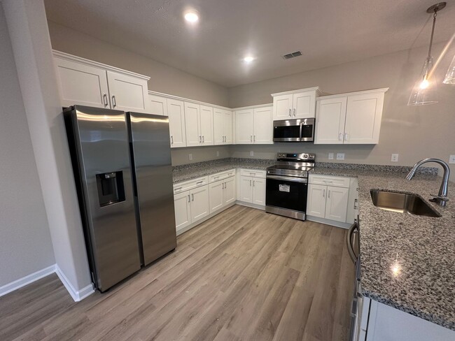 Building Photo - BRAND NEW Beautiful 3 Bed 2.5 Bath Townhou...