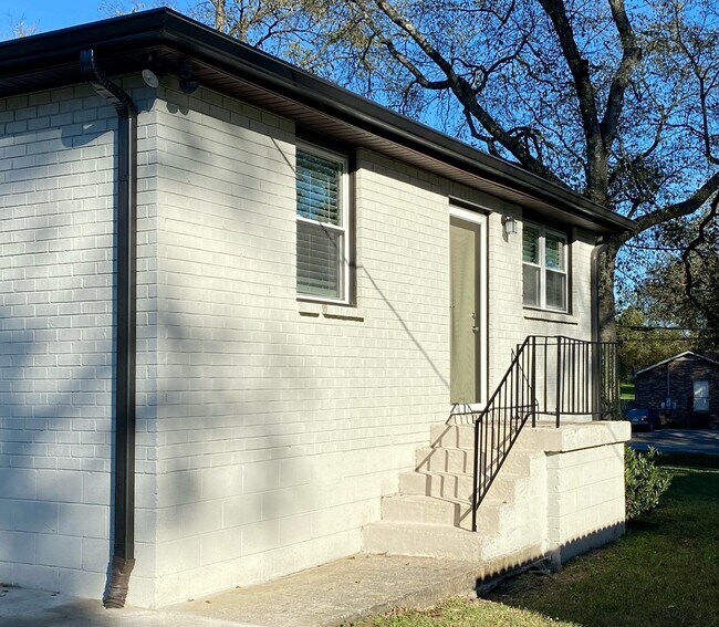 Large parking area to entry door - 1424 Lischey Ave
