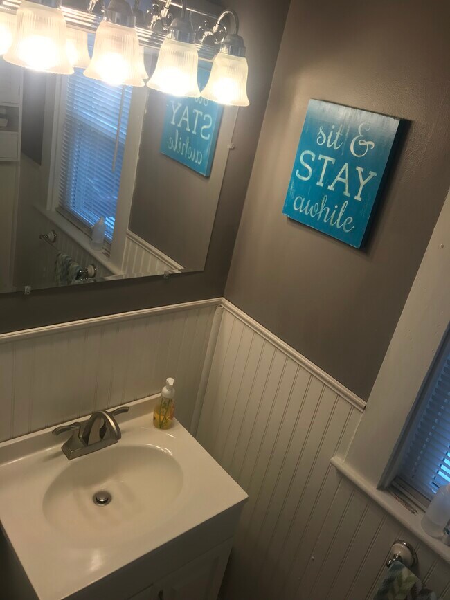 Half bathroom - 28 Clayton Ave