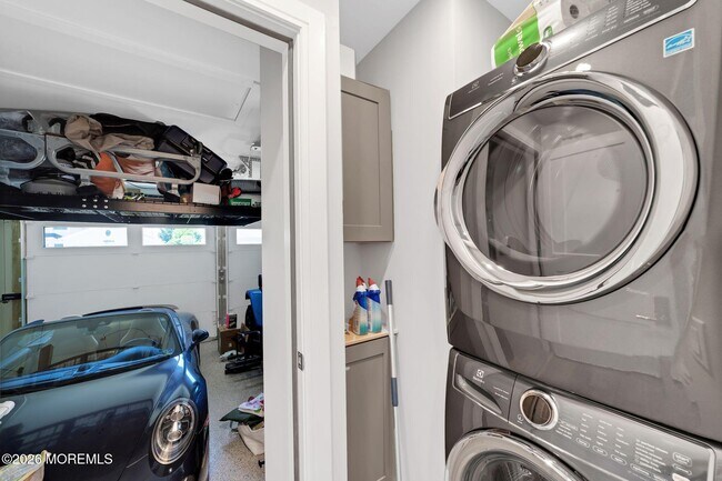 Building Photo - 347 Bay Ln