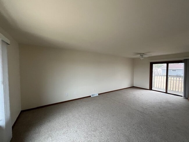 Building Photo - '001