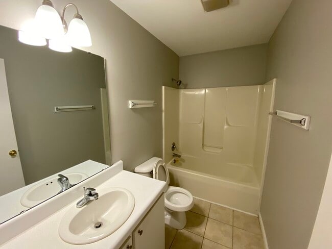 Building Photo - 2 bed 2 bath duplex