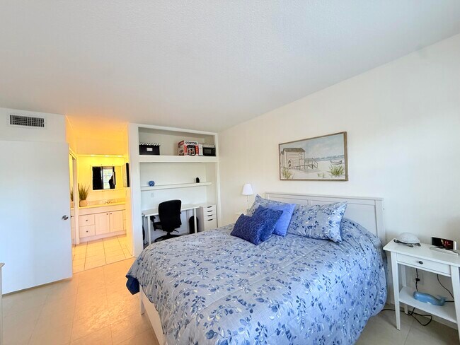 Building Photo - 470 Paradise Isle Blvd