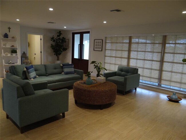 Building Photo - 470 Bal Harbor Blvd