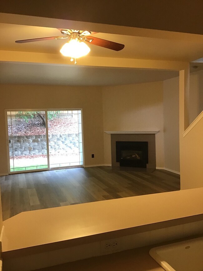 Building Photo - 2 Bed 2.5 Bath Townhouse with Lake access