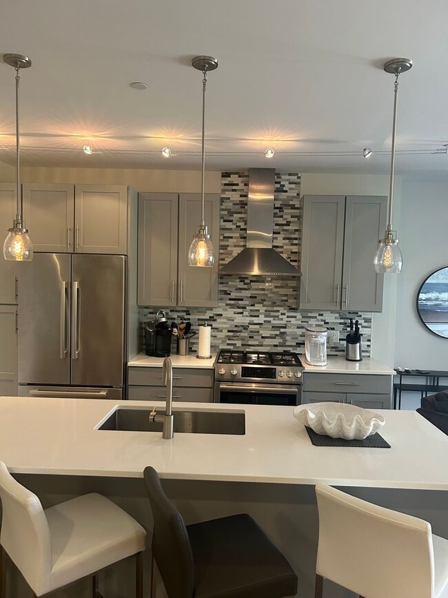 Building Photo - Gorgeous Fully Furnished 2BR/1BA Condo Ava...
